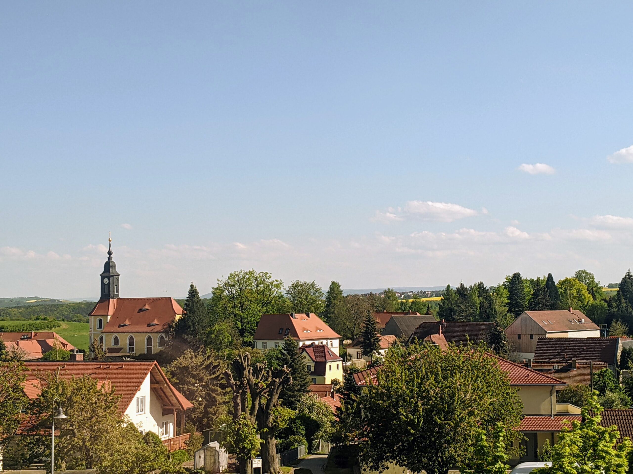 Kesselsdorf mit Blick auf die Kirche